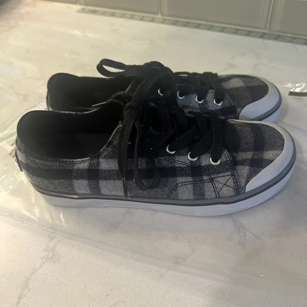 Keen Elsa III plaid wool sneakers Shoes Size 8.5 Medium Black Gray